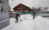 Волонтёры-школьники помогают расчистить снег у домов одиноким пожилым людям