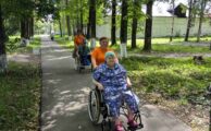 Молодые инвалиды отделения социальной реабилитации помогают маломобильным гражданам, проживающим в ОВП