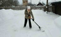 Помощь социальных работников по расчистке снега
